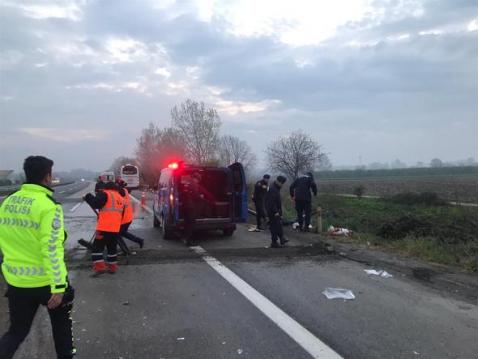 Sakarya'da yolcu otobüsü devrildi